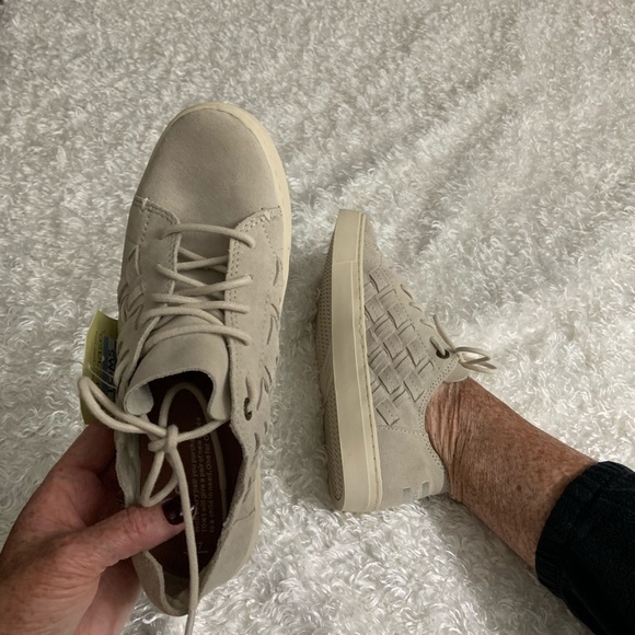 Toms Shoes - Toms basketweave women’s sneaker size 7